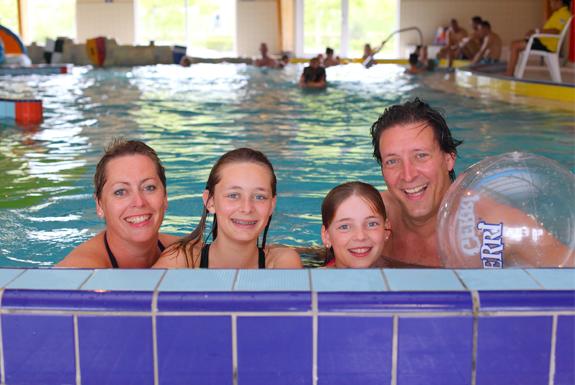 Gezin in zwembad | Vakantiepark Zeebad