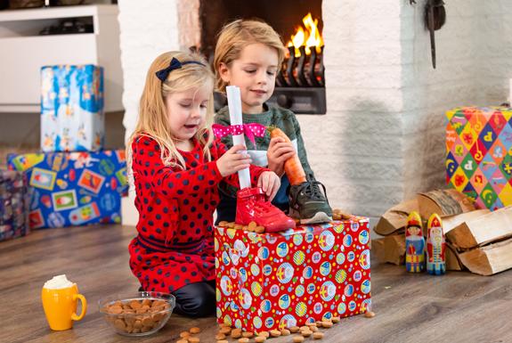 Kinderen met sinterklaascadeau | Vakantiepark Zeebad
