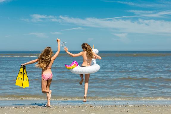 Meisjes springen in de zee | Vakantiepark Zeebad